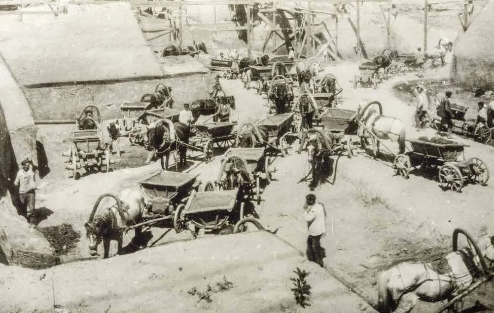 Котлован майбутнього Держпрому: землекопи й підводи, 1925–1926