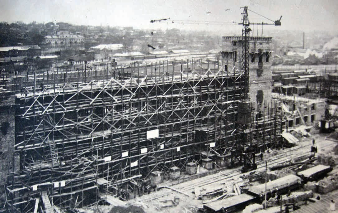 Будівництво нового вокзалу в риштуваннях, 1950–1952