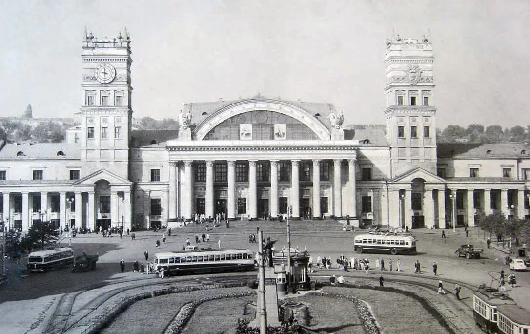 Привокзальна площа з новим вокзалом, 1950-ті