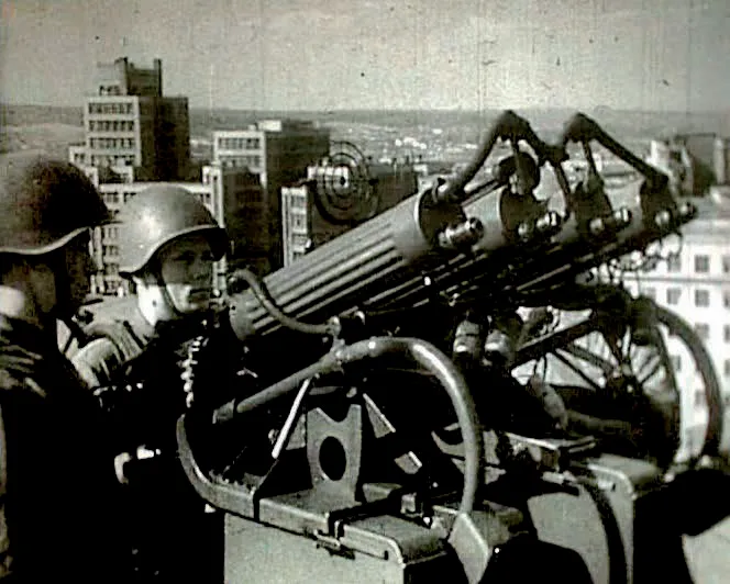 Зенітний розрахунок на даху, Держпром на задньому плані, 1941–1943